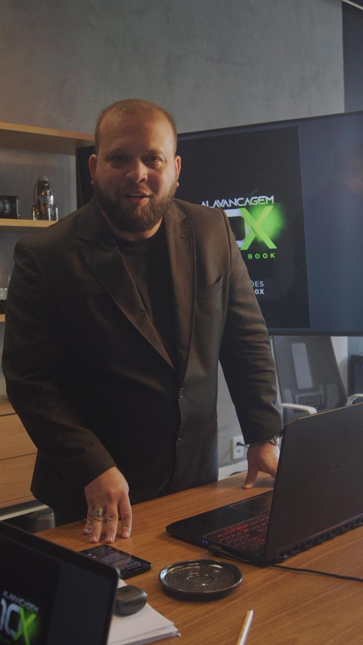 Patrick Ferreira no escritório da Alavancagem 10X